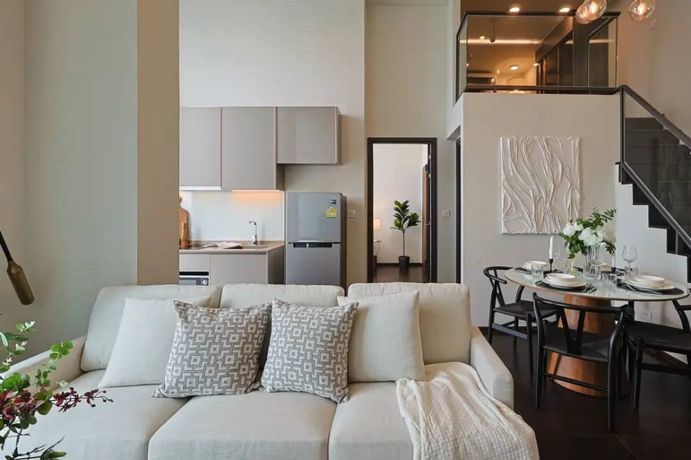 For SaleCondoSukhumvit, Asoke, Thonglor : For SALE Condo Near BTS Ekkamai BTS Thong Lo ARL Ramkamhaeng 2Bed 1Bath 67sqm 40Fl Brand new Decorated Fully Furnished