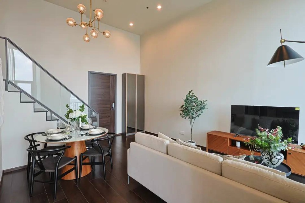 For SaleCondoSukhumvit, Asoke, Thonglor : For SALE Condo Near BTS Ekkamai BTS Thong Lo ARL Ramkamhaeng 2Bed 1Bath 67sqm 40Fl Brand new Decorated Fully Furnished