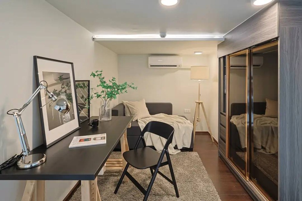 For SaleCondoSukhumvit, Asoke, Thonglor : For SALE Condo Near BTS Ekkamai BTS Thong Lo ARL Ramkamhaeng 2Bed 1Bath 67sqm 40Fl Brand new Decorated Fully Furnished