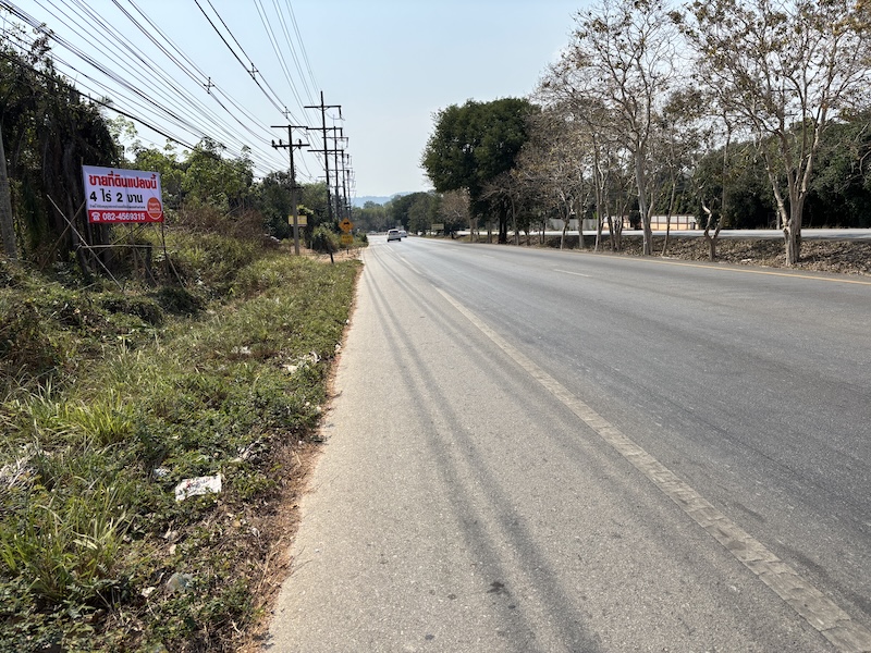 For SaleLandRayong : Land on Sukhumvit Road, 4 Rai 2 jobs, near the way to Laem Mae Phim Beach Beautiful plots into higher hills than the road. 40 km away from the city of Rayong