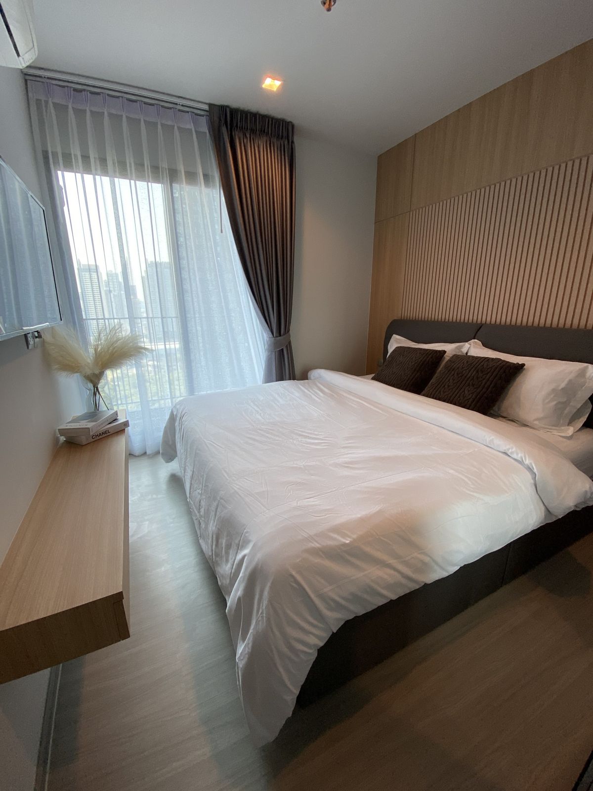 For RentCondoRama9, Petchburi, RCA : Life Asoke-Rama 9 condo for rent, near MRT Rama 9, about 300 meters.