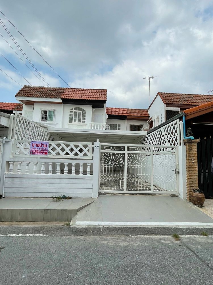 ขายทาวน์โฮมนนทบุรี บางใหญ่ บางบัวทอง : ขายทาวน์เฮาส์ 2 ชั้น หมู่บ้านบัวทอง 3 ห้องนอน รีโนเวทใหม่พร้อมเข้าอยู่ ติดรถไฟฟ้า MRT คลองบางไผ่ นนทบุรี