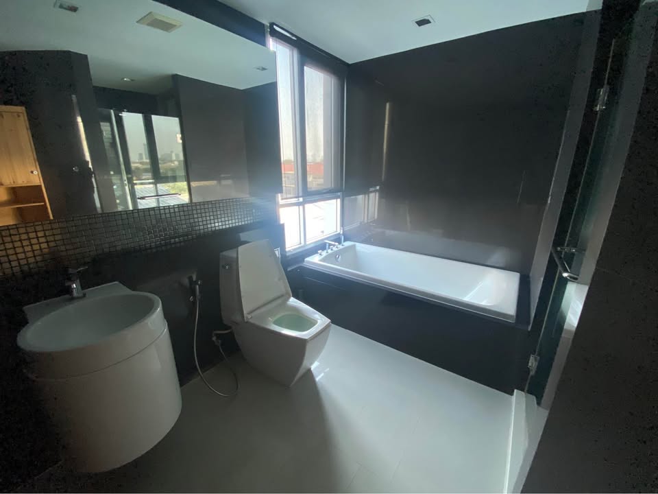 ขายคอนโดสาทร นราธิวาส : Rhythm Sathorn ราคา 7.3 ล้าน ขนาด 50 ตรม. 1 ห้องนอน [NCs250202]