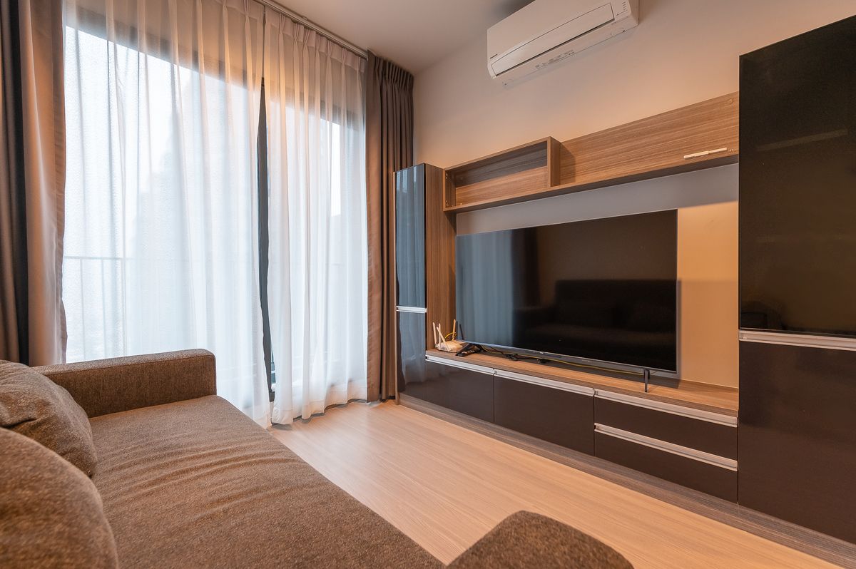 For RentCondoRama9, Petchburi, RCA : Life Asoke-Rama 9 condo for rent, near MRT Rama 9, about 300 meters.