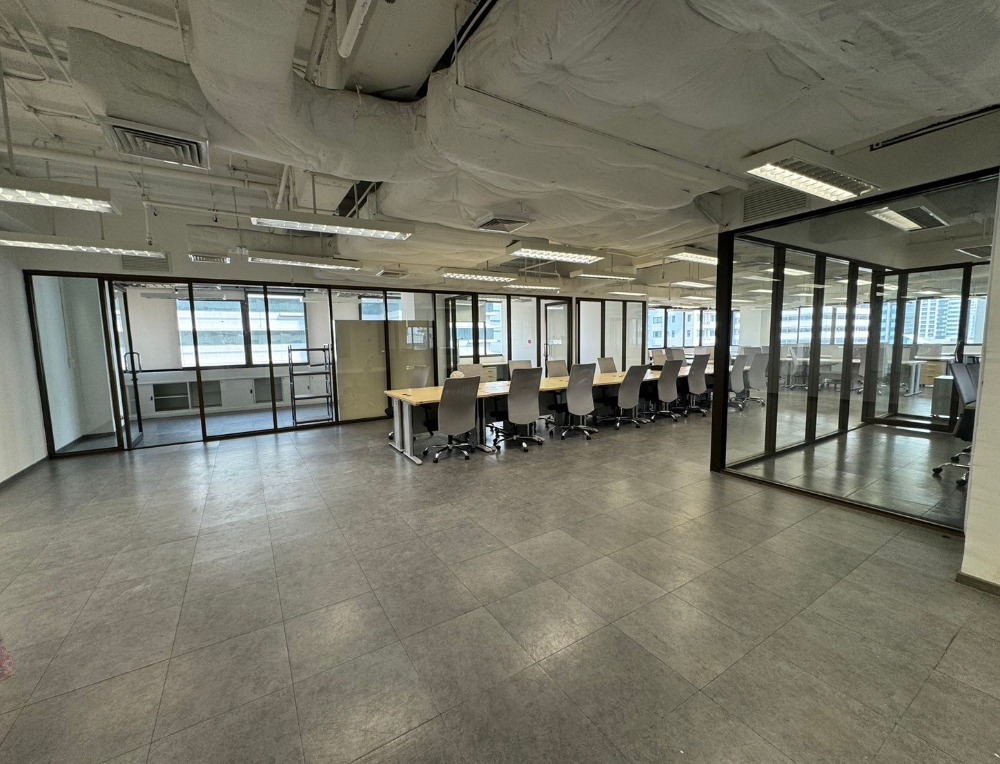 For RentShowroomSukhumvit, Asoke, Thonglor : 🏬 Commercial Space for Rent in the Heart of Asoke – Prime Location ** NO CO-AGENT **