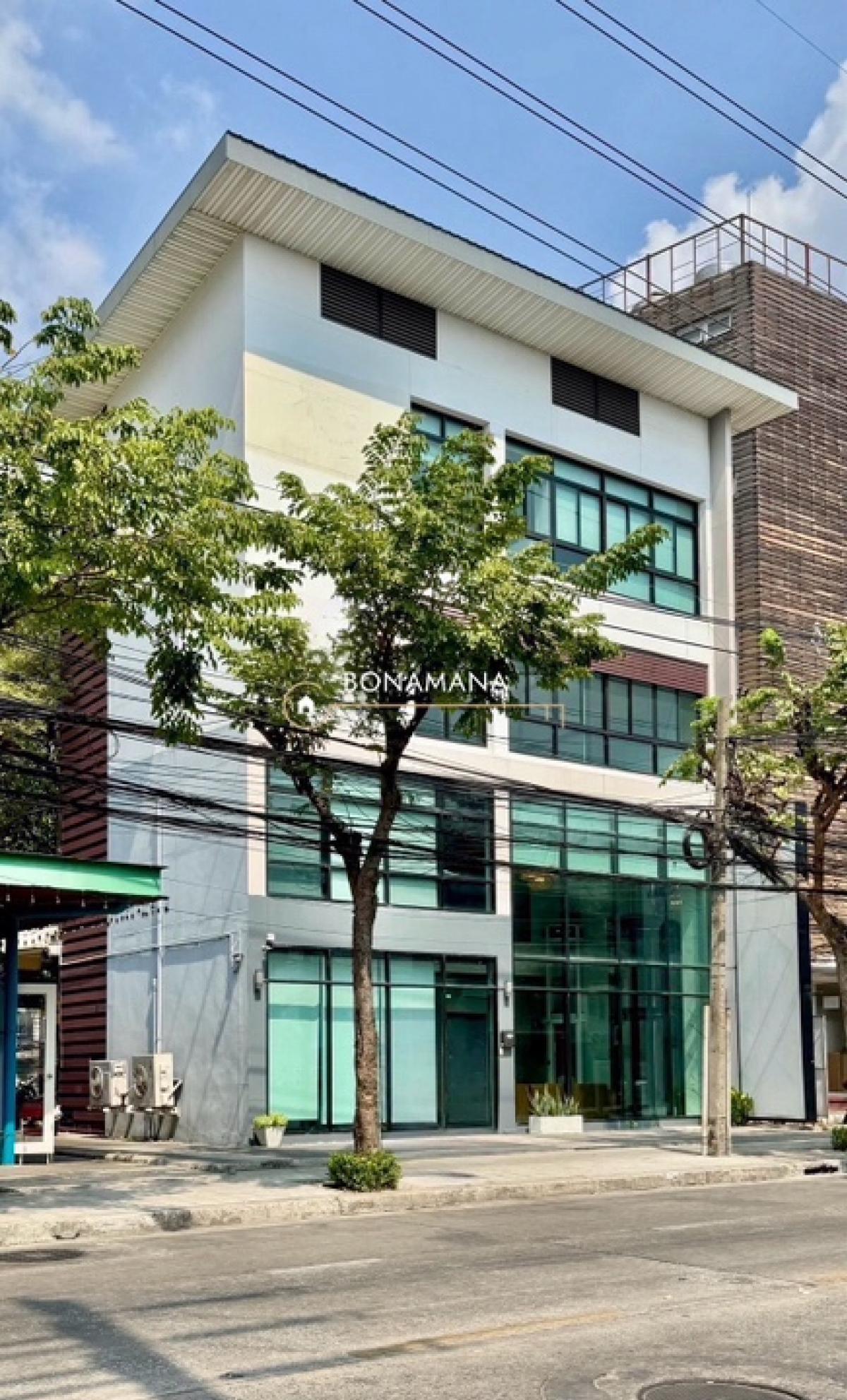 For RentShop HouseOnnut, Udomsuk : Standalone building for rent near Punnawithi BTS.