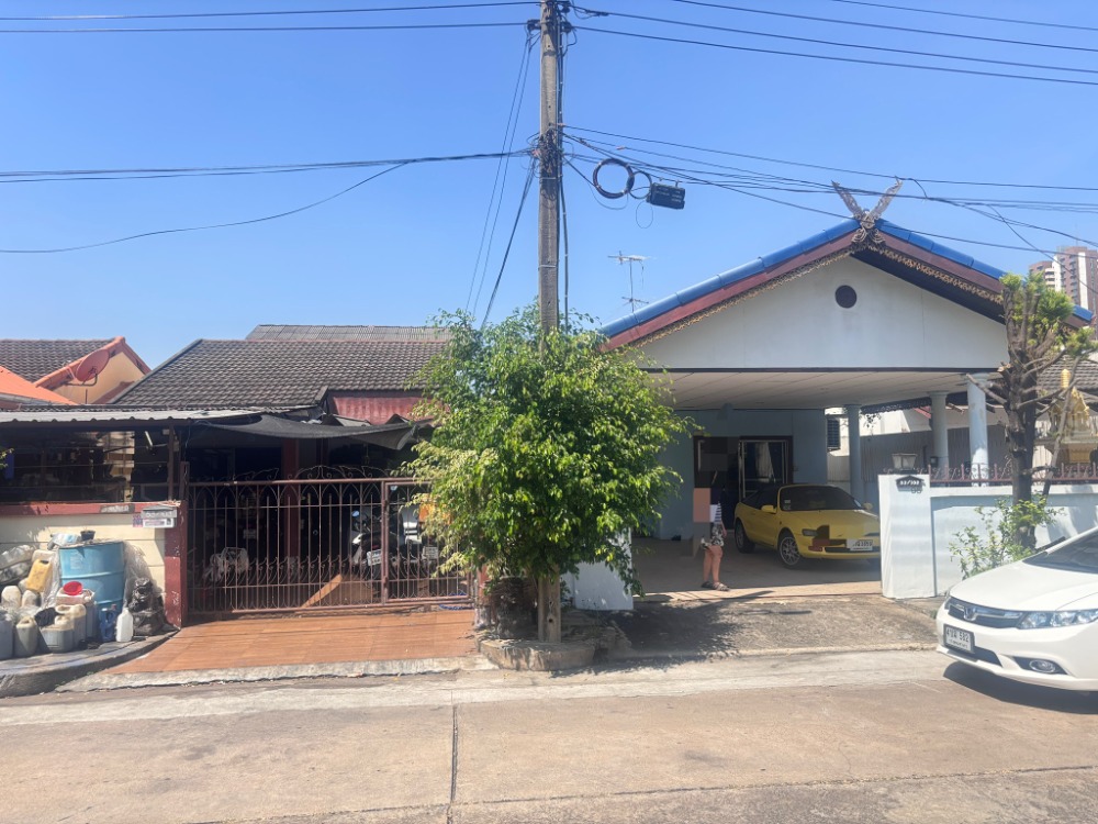 For SaleLandChaengwatana, Muangthong : Land for sale, 2 plots, total area 100 sq.w., with 2 single-storey houses, Muang Thong 2 Village