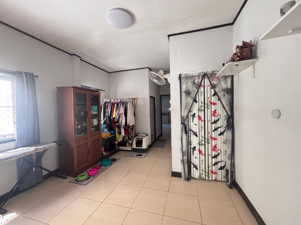 For SaleLandChaengwatana, Muangthong : Land for sale, 2 plots, total area 100 sq.w., with 2 single-storey houses, Muang Thong 2 Village