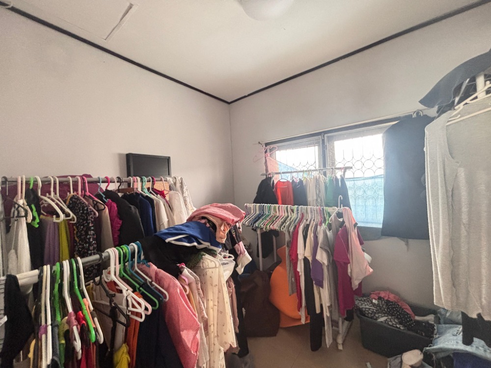 For SaleLandChaengwatana, Muangthong : Land for sale, 2 plots, total area 100 sq.w., with 2 single-storey houses, Muang Thong 2 Village