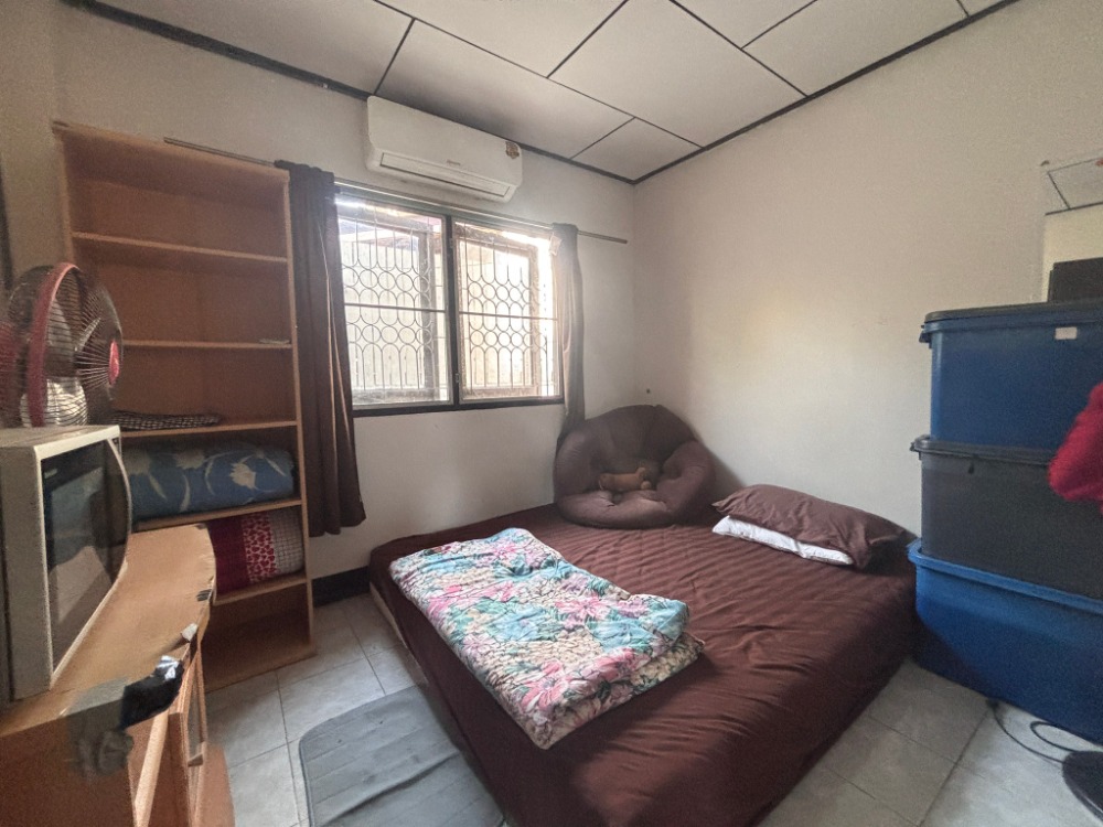 For SaleLandChaengwatana, Muangthong : Land for sale, 2 plots, total area 100 sq.w., with 2 single-storey houses, Muang Thong 2 Village