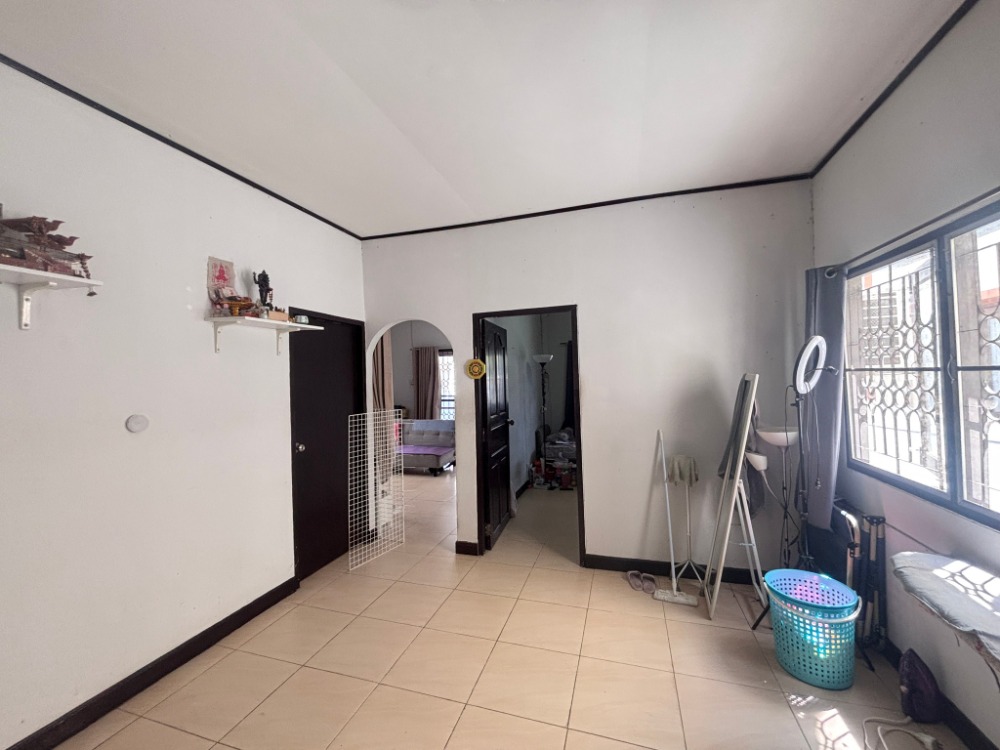 For SaleLandChaengwatana, Muangthong : Land for sale, 2 plots, total area 100 sq.w., with 2 single-storey houses, Muang Thong 2 Village