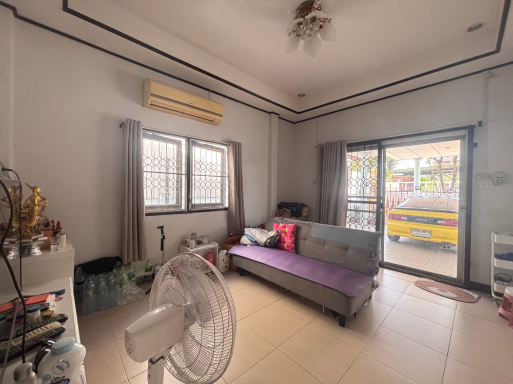 For SaleLandChaengwatana, Muangthong : Land for sale, 2 plots, total area 100 sq.w., with 2 single-storey houses, Muang Thong 2 Village