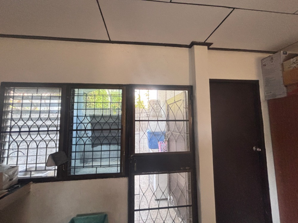 For SaleLandChaengwatana, Muangthong : Land for sale, 2 plots, total area 100 sq.w., with 2 single-storey houses, Muang Thong 2 Village