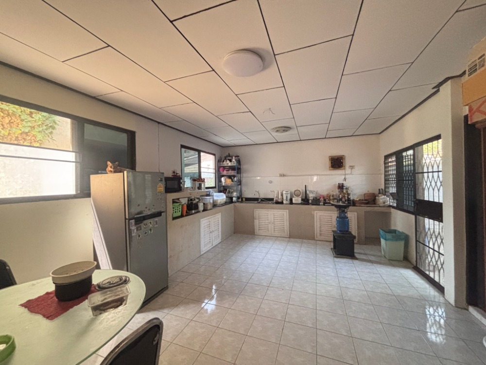 For SaleLandChaengwatana, Muangthong : Land for sale, 2 plots, total area 100 sq.w., with 2 single-storey houses, Muang Thong 2 Village