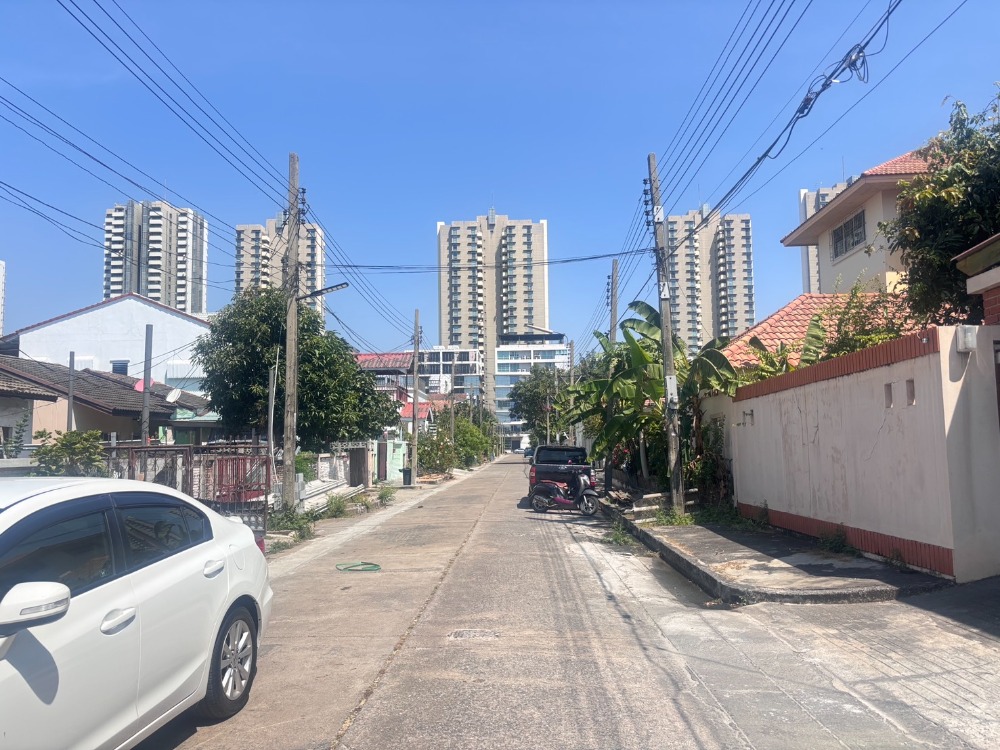 For SaleLandChaengwatana, Muangthong : Land for sale, 2 plots, total area 100 sq.w., with 2 single-storey houses, Muang Thong 2 Village