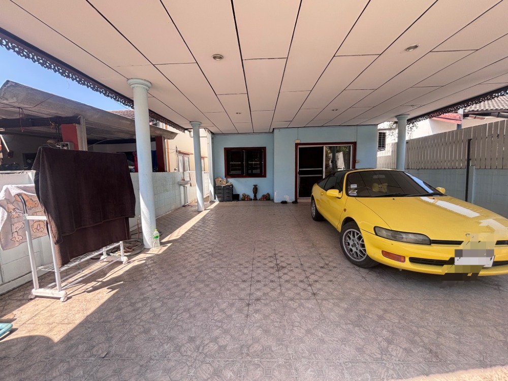 For SaleLandChaengwatana, Muangthong : Land for sale, 2 plots, total area 100 sq.w., with 2 single-storey houses, Muang Thong 2 Village