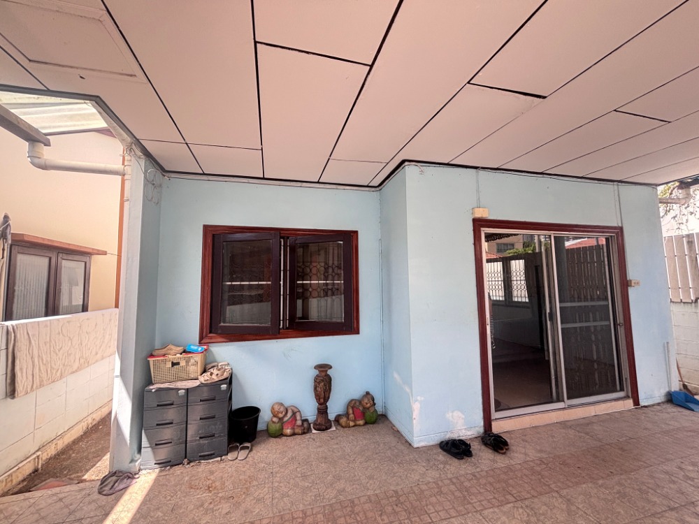 For SaleLandChaengwatana, Muangthong : Land for sale, 2 plots, total area 100 sq.w., with 2 single-storey houses, Muang Thong 2 Village