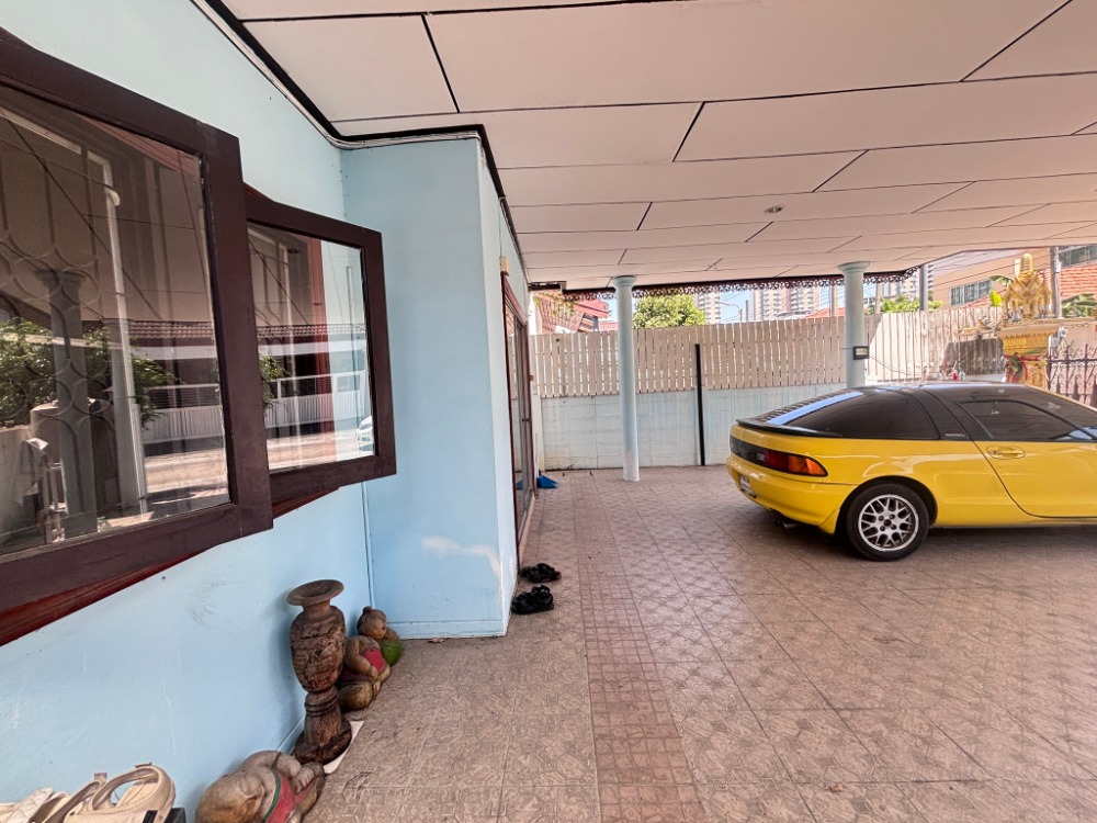 For SaleLandChaengwatana, Muangthong : Land for sale, 2 plots, total area 100 sq.w., with 2 single-storey houses, Muang Thong 2 Village