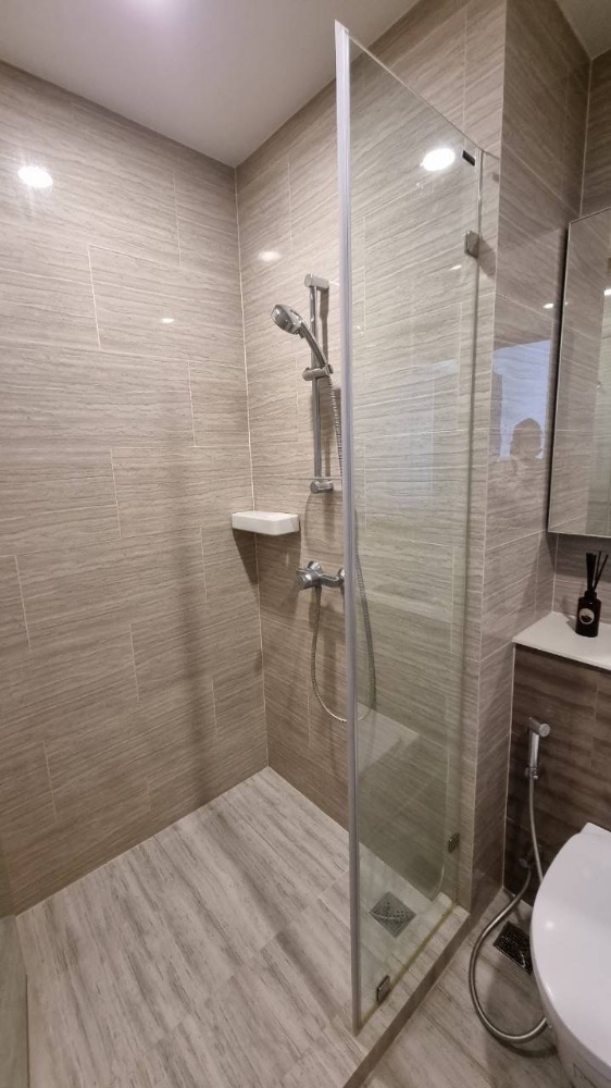 For RentCondoOnnut, Udomsuk : Condo for rent: Whizhdom Essence Sukhumvit 101, fully furnished condo, ready to move in, near Punnawithi BTS station and shopping mall!!