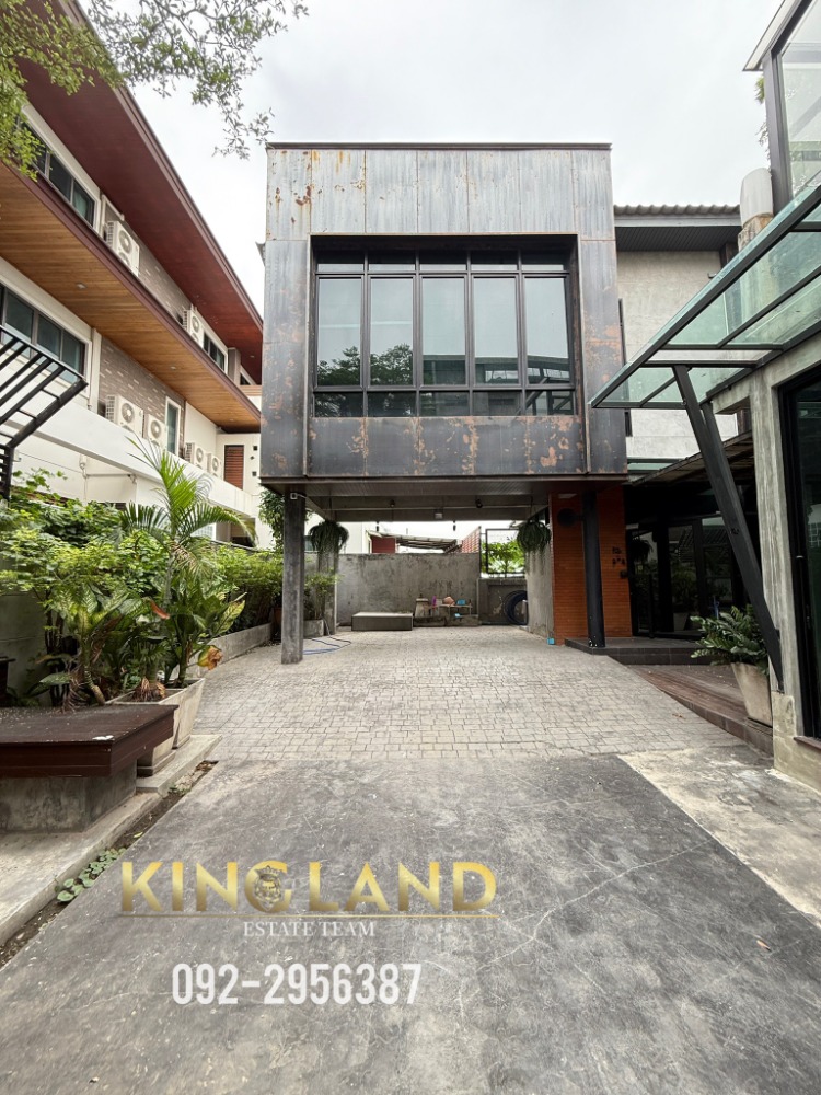 For RentHome OfficeYothinpattana,CDC : 🏡Office for rent, 1 building, 2 floors, Soi Yothin Phatthana 3, parking for 8 cars, a resort-like house, shady, comfortable, safe, air-conditioned in every room, the whole house, near the expressway, Ekkamai-Ram Intra, very good feng shui.
