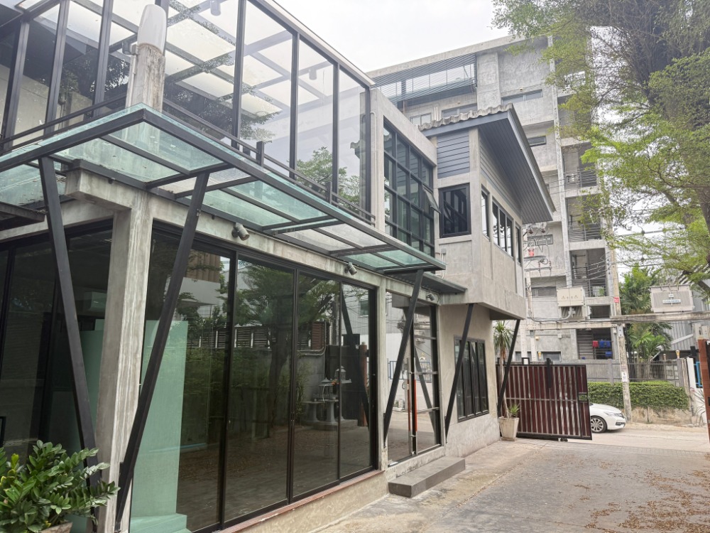 For RentHome OfficeYothinpattana,CDC : 🏡Office for rent, 1 building, 2 floors, Soi Yothin Phatthana 3, parking for 8 cars, a resort-like house, shady, comfortable, safe, air-conditioned in every room, the whole house, near the expressway, Ekkamai-Ram Intra, very good feng shui.