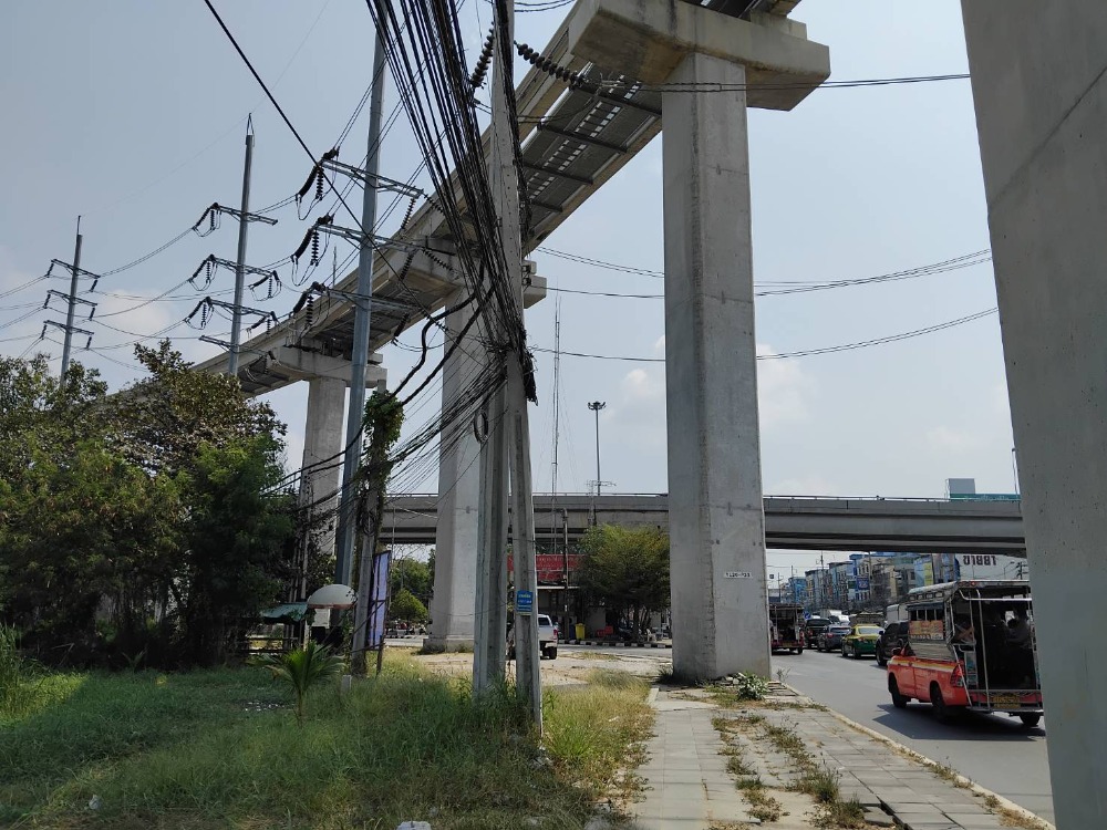 ขายที่ดินสมุทรปราการ สำโรง : ขายที่ดินติดถนนเทพารักษ์ ตรงทางสี่แยกถนนศรีนครินทร์ ห่างสถานีรถไฟฟ้าสีเหลืองศรีเทพา
