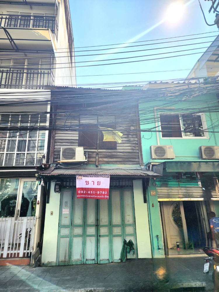 For SaleShop HouseSilom, Saladaeng, Bangrak : For sale: 1 shophouse, opposite Central Bang Rak