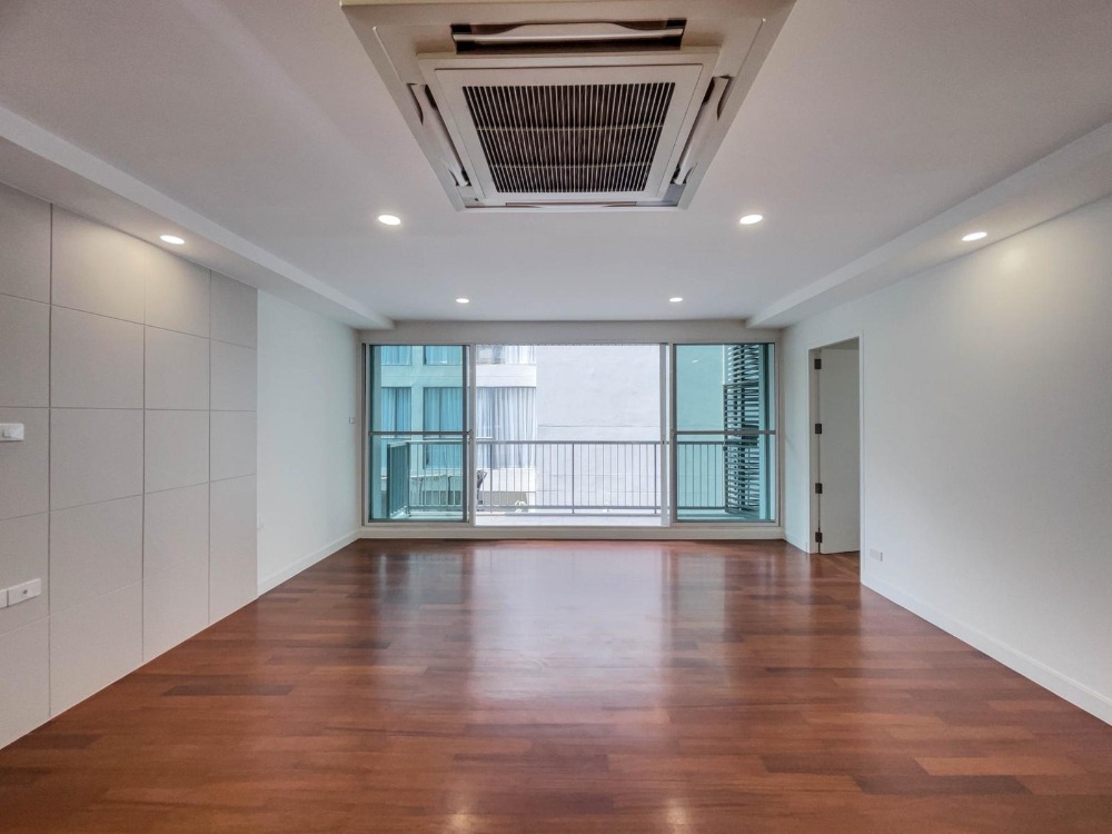 ขายคอนโดนานา : Sukhumvit soi 15 Condo Urbana (low rise) - Price Drop! Now 10 MB