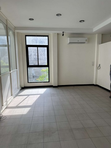 For RentRetail SpaceSukhumvit, Asoke, Thonglor : HR2193 Shop for rent, Ekkamai 24, with parking, suitable for a cafe, restaurant, studio, near Donki Thonglor