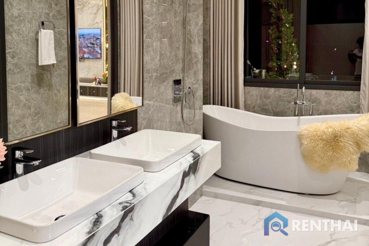 For SaleHousePattaya, Bangsaen, Chonburi : Exclusive villa for sale in a quiet area