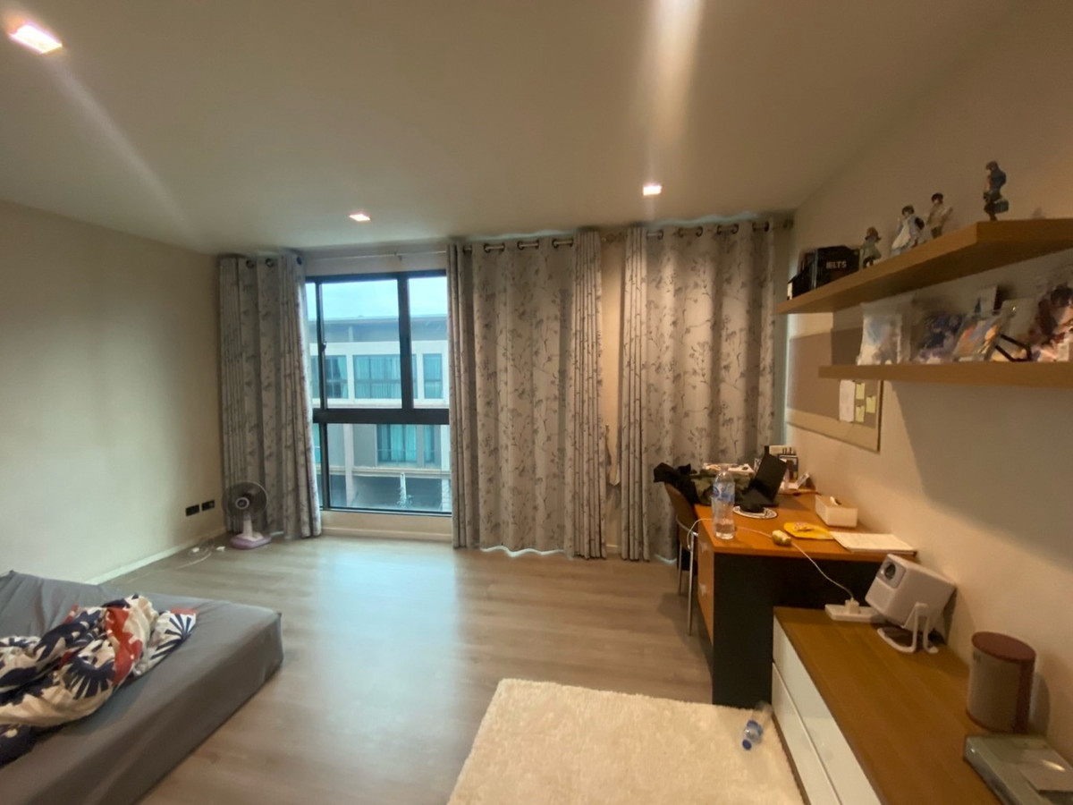 For SaleTownhomeKasetsart, Ratchayothin : For sale: House in the middle of the city, Ratchayothin, near Major Ratchayothin, cheap electric train