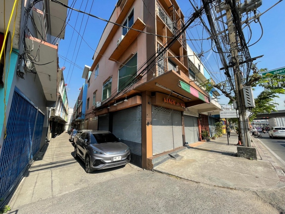 For RentShop HouseWongwianyai, Charoennakor : For rent: 3-storey shophouse, near Mahaisawan intersection, convenient transportation, suitable for living.