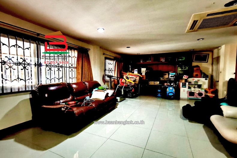 2 and a half storey townhouse, Soi Sukhumvit 101, area 57 sq m, near BTS Punnawithi, Sukhumvit Road, Bang Chak Subdistrict, Phra Khanong District, Bangkok Loading...