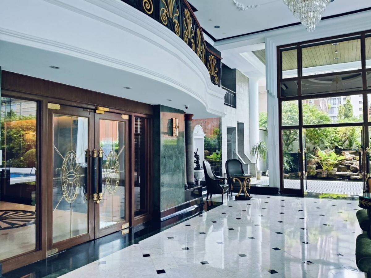 For SaleCondoSukhumvit, Asoke, Thonglor : Condo for sale Le Raffine 2 floors, Sukhumvit 24, area 374 square meters, view of Benjasiri Park