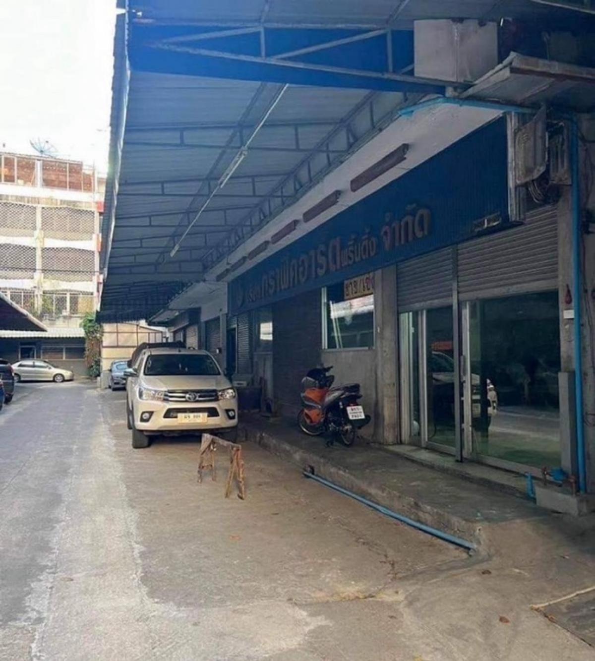 For RentShop HouseSilom, Saladaeng, Bangrak : Rental 3 booths, Bang Rak Silom