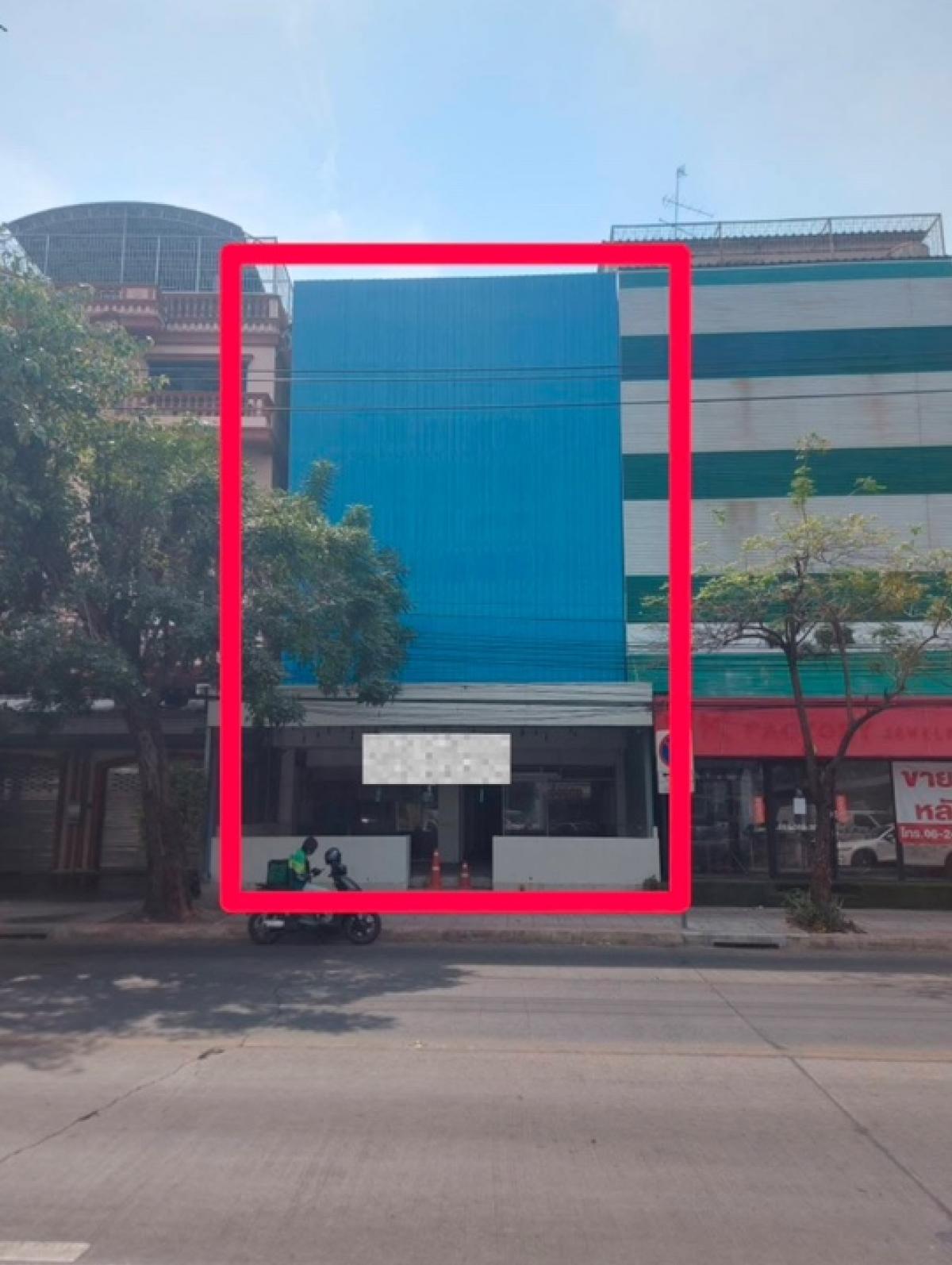 For RentRetail SpaceRatchadapisek, Huaikwang, Suttisan : Rental : 𝘾𝙤𝙢𝙢𝙚𝙧𝙘𝙞𝙖𝙡𝙨 𝘽𝙪𝙞𝙡𝙙𝙞𝙣𝙜 𝙞𝙣 𝙍𝙖𝙢𝙞𝙣𝙩𝙧𝙖 , 450 sqm , 2 Storeys , 200 sqw ** Hostel / Clinic / Spa / Office / Bar / Restaurant etc ** Building for rent with parking in Ram Intra , 450 sq m. 2 floors, 200 sq w. Suitable for clinic, spa, office, bar, restau