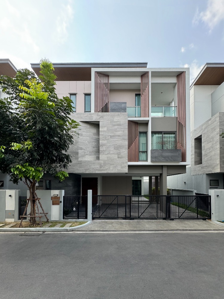 For SaleHousePattanakan, Srinakarin : For sale: The Gentry Phatthanakan, The Gentry Phatthanakan, 4 bedrooms, 61.8 sq m, 440 sq m, 3-storey detached house, selling price 36,500,000 baht