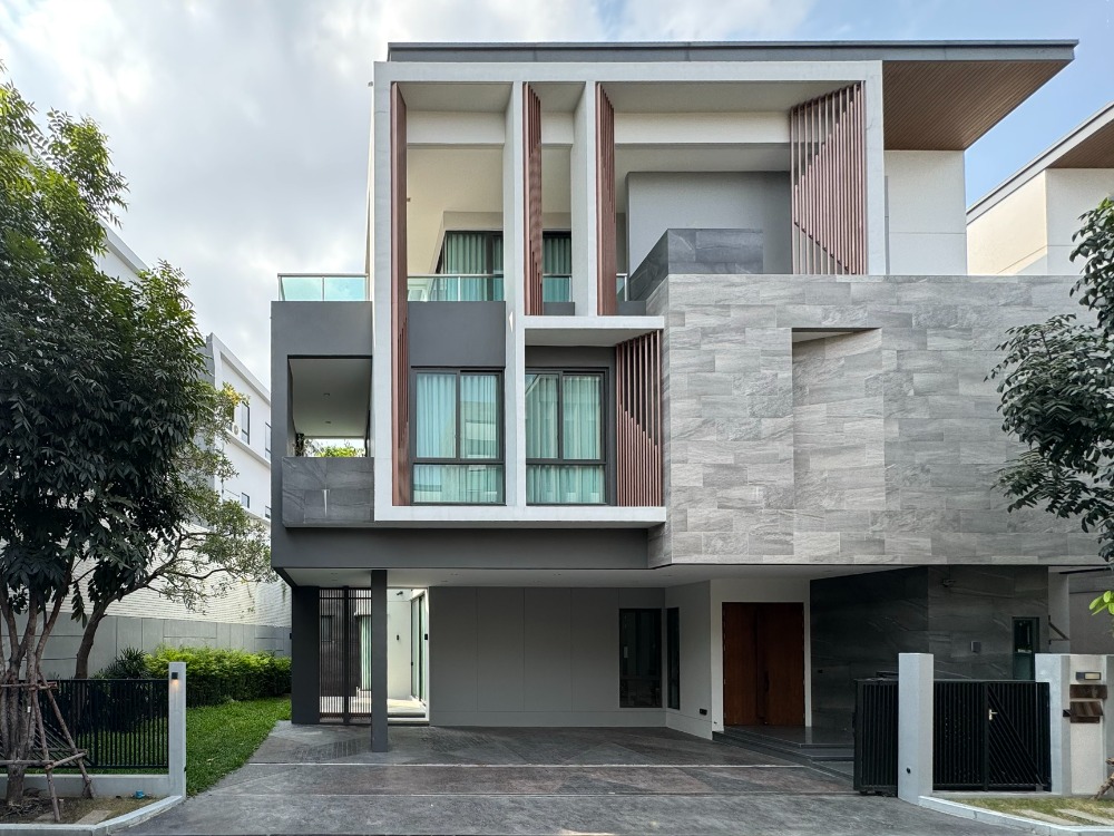 For SaleHousePattanakan, Srinakarin : For sale: The Gentry Phatthanakan, The Gentry Phatthanakan, 5 bedrooms, 86.4 sq.w., 550 sq.m., 3-storey detached house with elevator, selling price 46,500,000 baht.