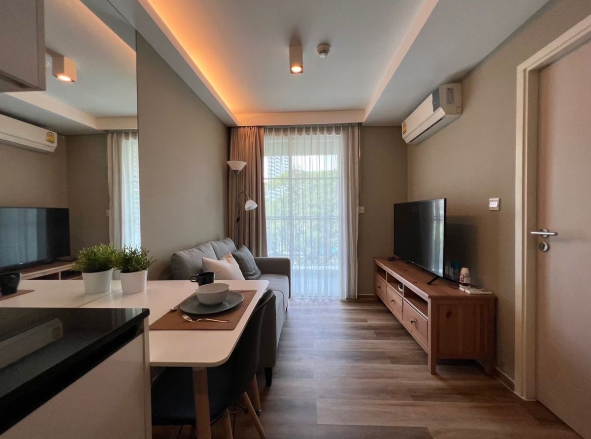 For RentCondoSukhumvit, Asoke, Thonglor : 🔥 Rare Deal! Beautiful room in the heart of Phrom Phong 🔥 🏙 Maestro 39 – Luxury Low-Rise Condo, Private Atmosphere 📍 1 bedroom | 1 bathroom | Size 34 sq.m. 💸 Rent only 23,000 baht/month (Price negotiable!) 📞 Call: 095-926-9398 (K. Cooper)