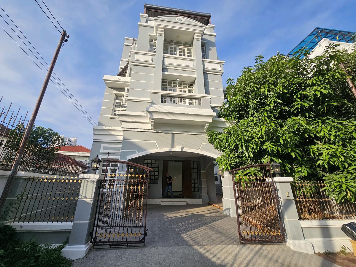 ให้เช่าโฮมออฟฟิศปิ่นเกล้า จรัญสนิทวงศ์ : ให้เช่าบ้านเดี่ยว 4ชั้น โฮมออฟฟิศ  เลี้ยงสัตว์ได้ ใกล้เซ็นทรัลปิ่นเกล้า 600 เมตร