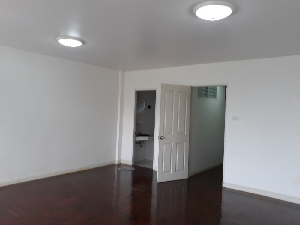 ให้เช่าทาวน์โฮมโชคชัย4 ลาดพร้าว71 : ให้เช่า ทาวน์เฮ้าส์ 3 ชั้น 5 ห้องนอน 6 ห้องน้ำ ซอยลาดพร้าว 80