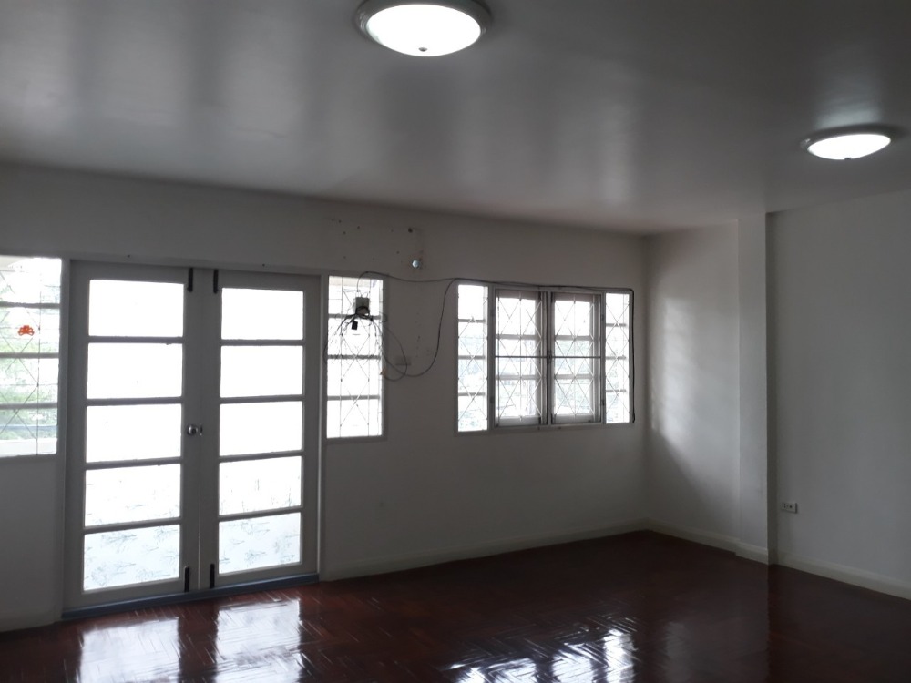 ให้เช่าทาวน์โฮมโชคชัย4 ลาดพร้าว71 : ให้เช่า ทาวน์เฮ้าส์ 3 ชั้น 5 ห้องนอน 6 ห้องน้ำ ซอยลาดพร้าว 80