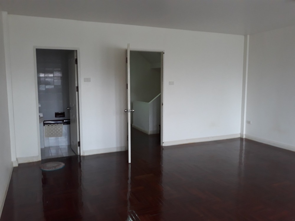 ให้เช่าทาวน์โฮมโชคชัย4 ลาดพร้าว71 : ให้เช่า ทาวน์เฮ้าส์ 3 ชั้น 5 ห้องนอน 6 ห้องน้ำ ซอยลาดพร้าว 80