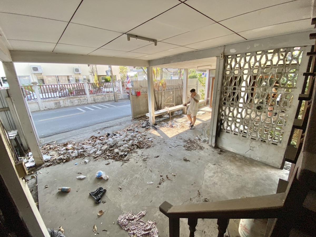 For RentRetail SpaceSukhumvit, Asoke, Thonglor : For rent, 2 semi-detached houses for business, renovated, with parking, Soi Ekkamai, Sukhumvit 63, Watthana, Bangkok, suitable for cafe, restaurant, yoga, pilates, workshop, fine dining (chef cooking)