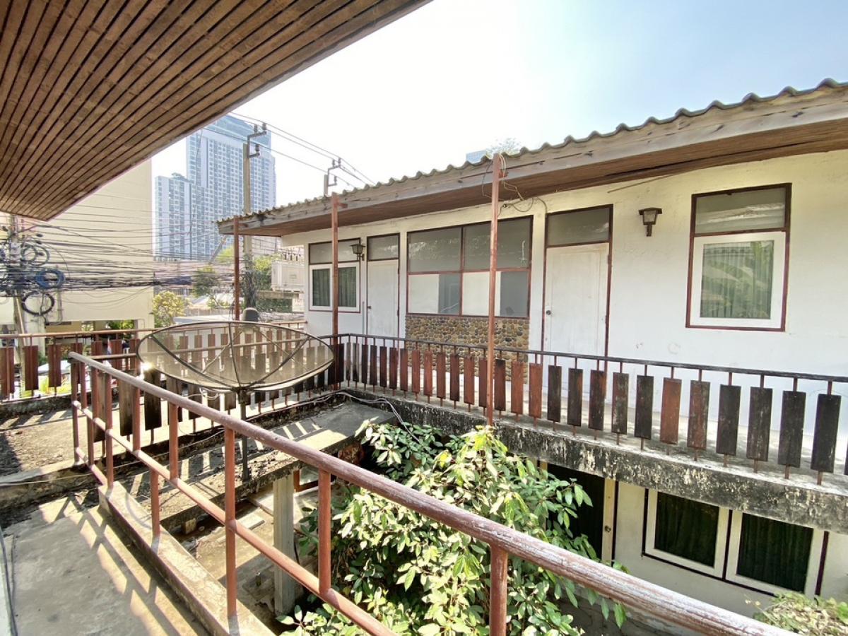 For RentRetail SpaceSukhumvit, Asoke, Thonglor : For rent, 2 semi-detached houses for business, renovated, with parking, Soi Ekkamai, Sukhumvit 63, Watthana, Bangkok, suitable for cafe, restaurant, yoga, pilates, workshop, fine dining (chef cooking)