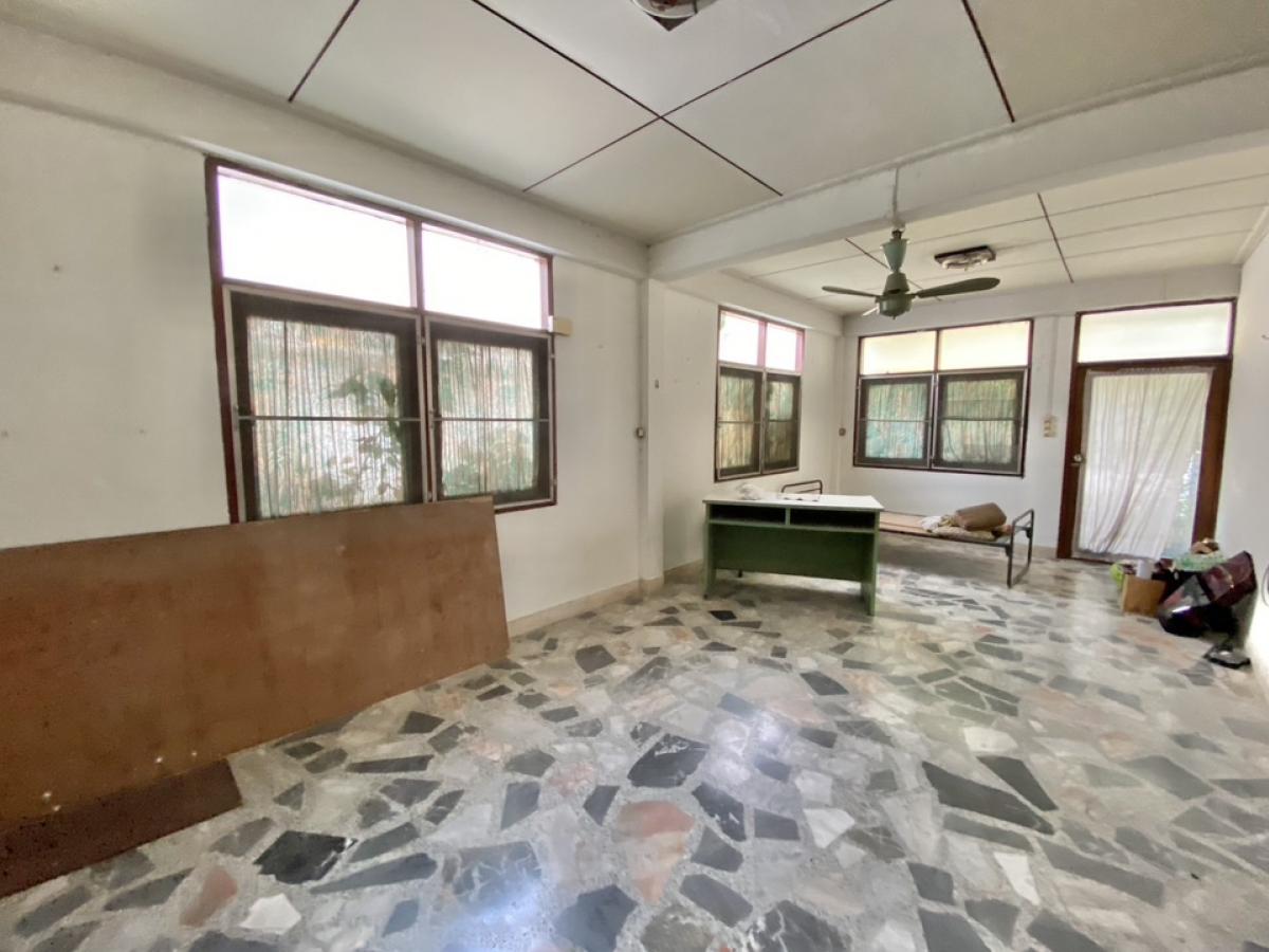 For RentRetail SpaceSukhumvit, Asoke, Thonglor : For rent, 2 semi-detached houses for business, renovated, with parking, Soi Ekkamai, Sukhumvit 63, Watthana, Bangkok, suitable for cafe, restaurant, yoga, pilates, workshop, fine dining (chef cooking)