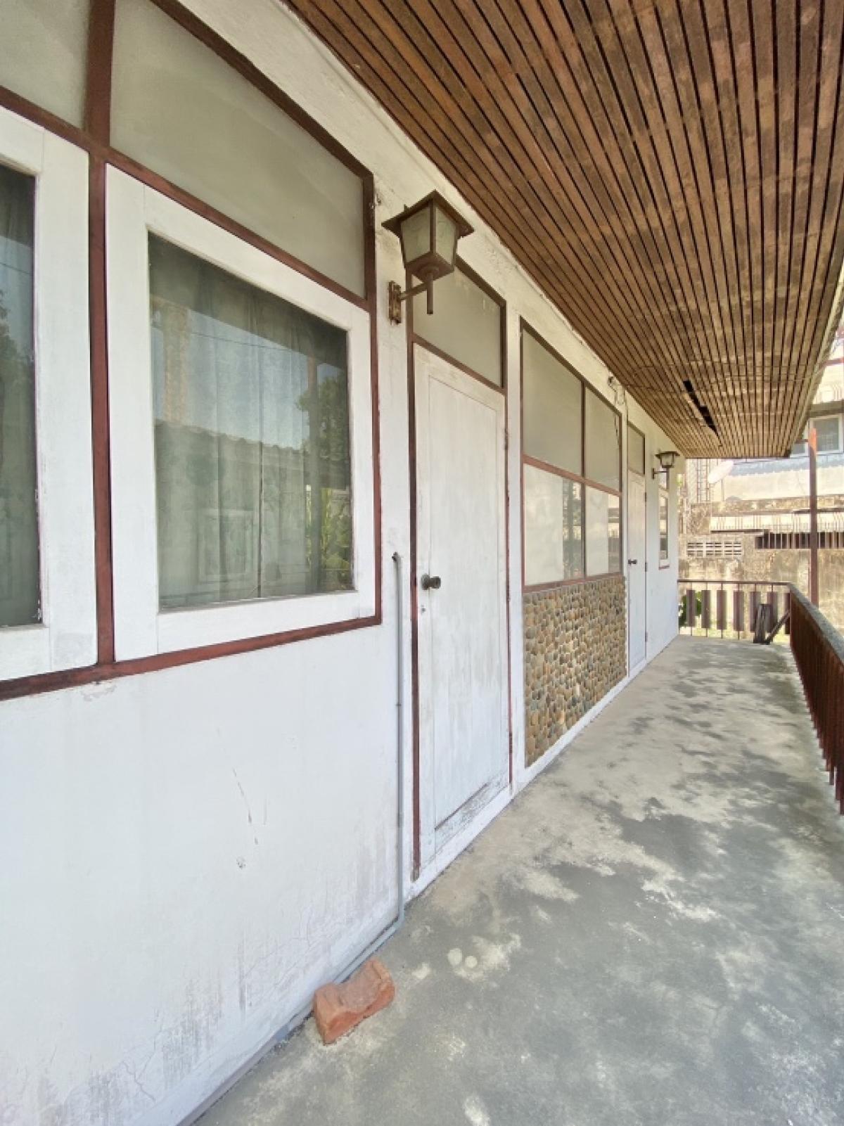 For RentRetail SpaceSukhumvit, Asoke, Thonglor : For rent, 2 semi-detached houses for business, renovated, with parking, Soi Ekkamai, Sukhumvit 63, Watthana, Bangkok, suitable for cafe, restaurant, yoga, pilates, workshop, fine dining (chef cooking)