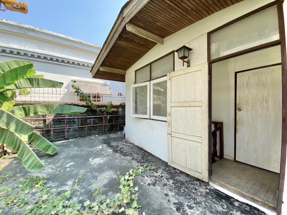 For RentRetail SpaceSukhumvit, Asoke, Thonglor : For rent, 2 semi-detached houses for business, renovated, with parking, Soi Ekkamai, Sukhumvit 63, Watthana, Bangkok, suitable for cafe, restaurant, yoga, pilates, workshop, fine dining (chef cooking)