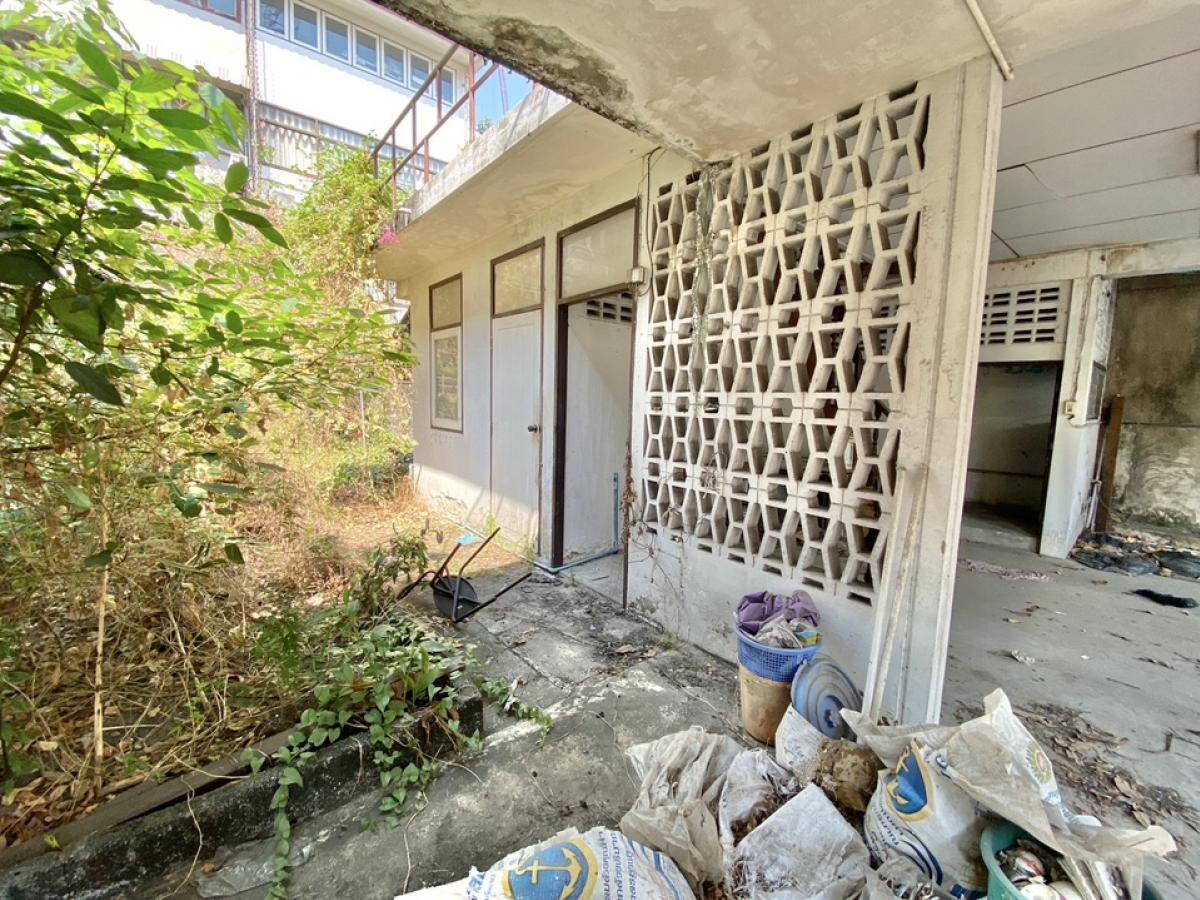 For RentRetail SpaceSukhumvit, Asoke, Thonglor : For rent, 2 semi-detached houses for business, renovated, with parking, Soi Ekkamai, Sukhumvit 63, Watthana, Bangkok, suitable for cafe, restaurant, yoga, pilates, workshop, fine dining (chef cooking)