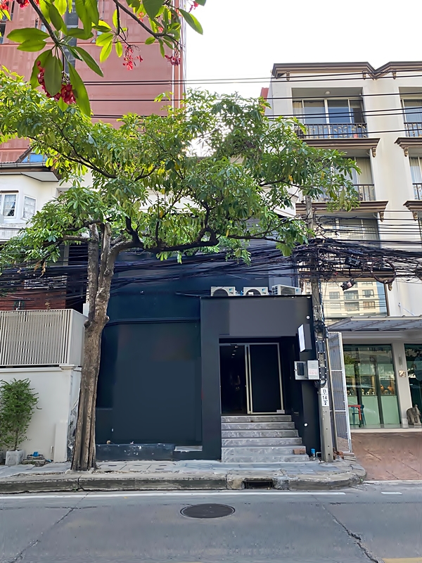 ให้เช่าอาคารพาณิชย์สุขุมวิท อโศก ทองหล่อ : อาคารขนาด 350 ตรม. เป็นบาร์เก่า 1 กม.จาก BTS พร้อมพงษ์ เอ็มควอเทียร์